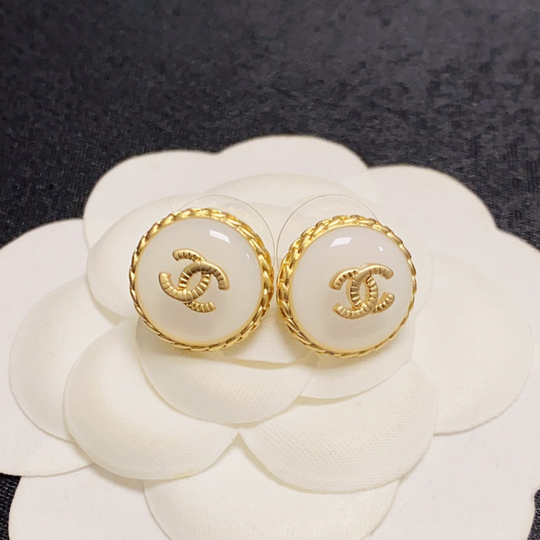 18K  Chanel Pearl Vintage Earrings